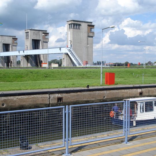 Stuw, gebouwd in functionalistische stijl