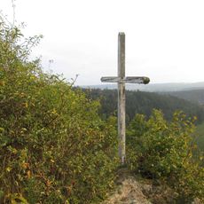Kříž na svahu východně od Svojšína