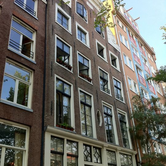 Twee huizen achter gezamenlijke halsgevel met fronton op de 2 traveeën brede hals