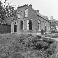 Dubbele woning onder pannengedekt wolfsdak (hoort bij Dijkhuizen 6)