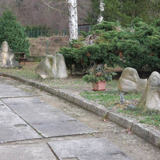 Kamenné plastiky u obecního úřadu v Zubrnicích