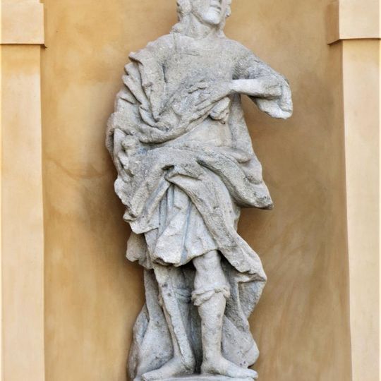 Socha svaté Alžběty vlevo od kostela svaté Alžběty v Čáslavi