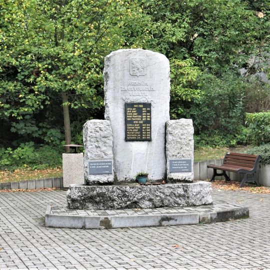 Pomník padlým na návsi ve Zbuzanech