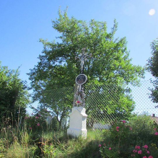 Kříž v jižní části Kojčic za domem čp.32