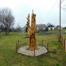 Dřevěná plastika na návsi ve Vrbicích
