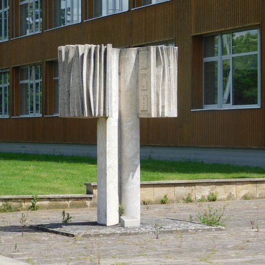 Plastika Symbol knihy v Dolních Břežanech