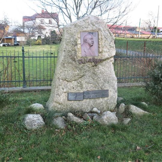 Pomník malíře Wenzela Franze Jägera naproti škole v Raspenavě