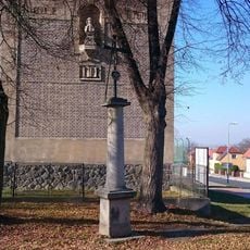 Kříž u základní školy v Chlumčanech