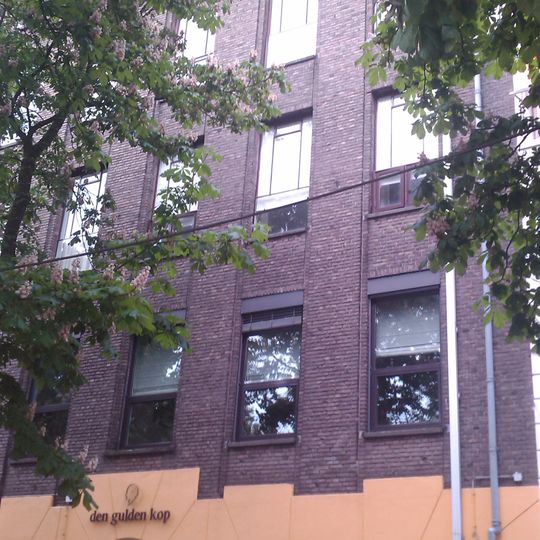 Onderkelderd pand met geverfde lijstgevel