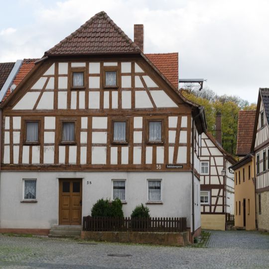 Zweigeschossiges Halbwalmdachhaus