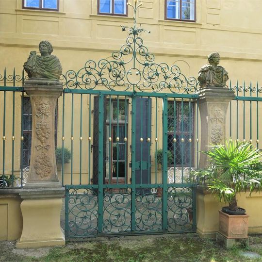 Busty v antickém stylu vlevo v ohradě zámeckého parku v Jezeří