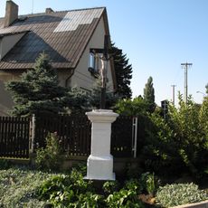Kříž v Ústecké ulici ve Lhotce nad Labem