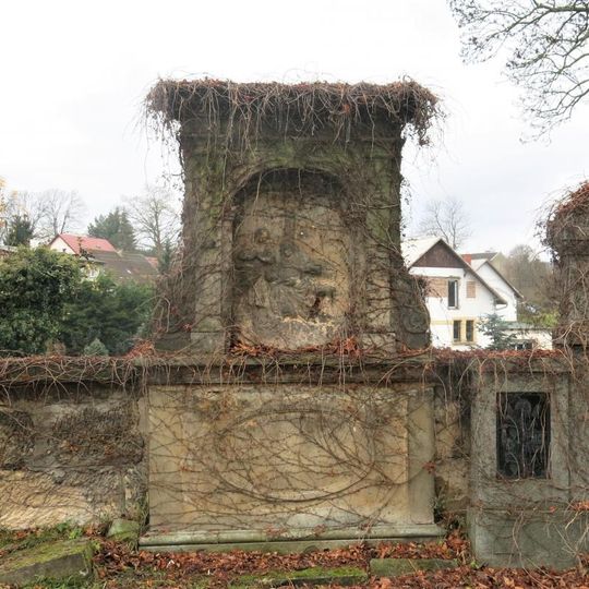 Kaplička XIII. zastavení křížové cesty u kostela v Arnolticích