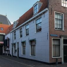 Pand met klokgevel, verder gepleisterde lijstgevel