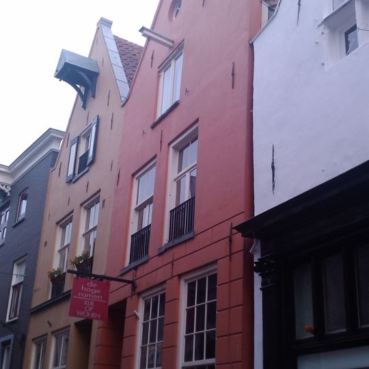 Onderkelderd huis met gepleisterde topgevel