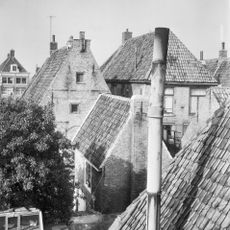 Pand met vernieuwde gevel met rechte kroonlijst onder zadeldak met topschoorsteen