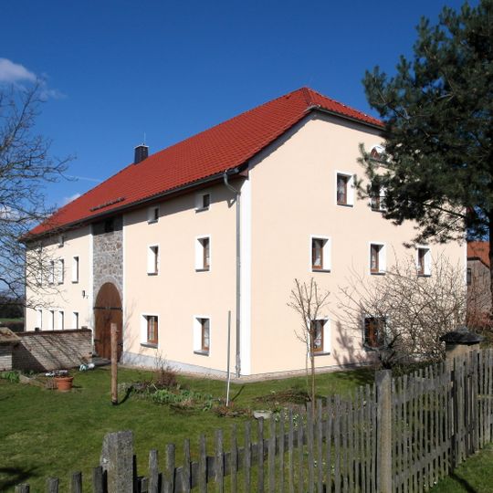 Einzeldenkmale o. g. Sachgesamtheit: Westliches Stallgebäude , südliches Stallgebäude, vorderer Teil Nr. 4 als Wohnhaus ausgebaut und ein Steintrog