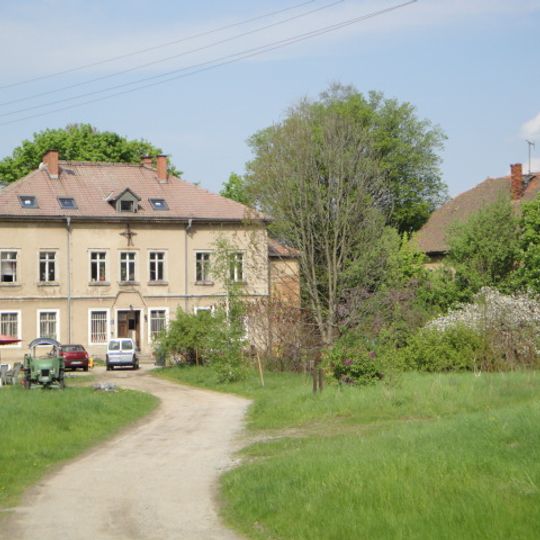 Herrenhaus , ein Wohn- und Verwalterhaus , zwei Wohn- und Wirtschaftsgebäude sowie zwei Scheunen Rittergut 1, 2, 3, 4, 5