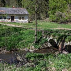 Můstek přes Líšnický potok k samotě Pila ve Smolotelech