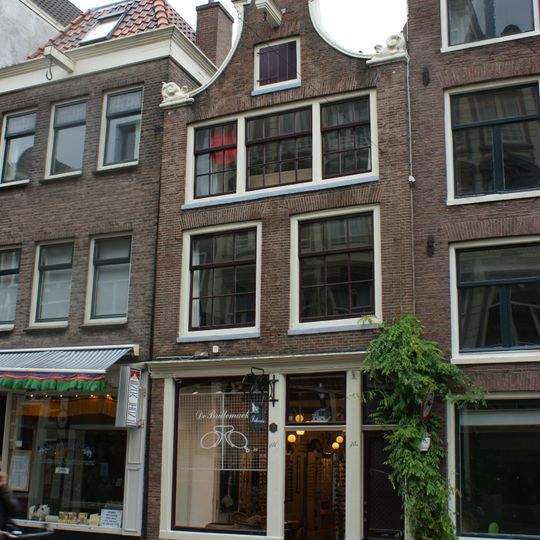 Pand met ingezwenkte halsgevel