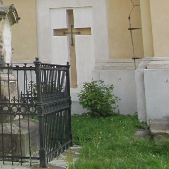 Smírčí kříž vezděný v průčelí kaple svatých Cyrila a Metoděje