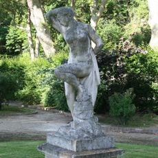 Statue nu féminin