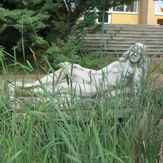 Socha ležící ženy v zahradě zdravotnické školy v Mostě