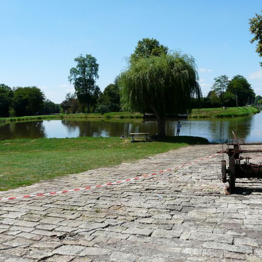 Bassin de stationnement du canal de Lalinde