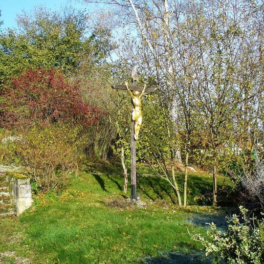 Kříž v zahradě pod farou v Srbské Kamenici