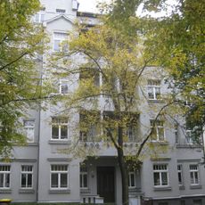 Mietshaus in geschlossener Bebauung mit Vorgarten Würzburger Straße 39