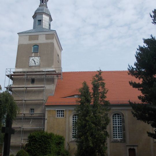 Sachgesamtheit Kirche und Kirchhof Hohenwussen mit folgenden Einzeldenkmalen: Kirche mit Ausstattung, sechs Grufthäuser, zwei Grabmale, Denkmal für die Gefallenen des Ersten Weltkrieges und Einfriedungsmauer (siehe Einzeldenkmalliste - Obj. 0897277