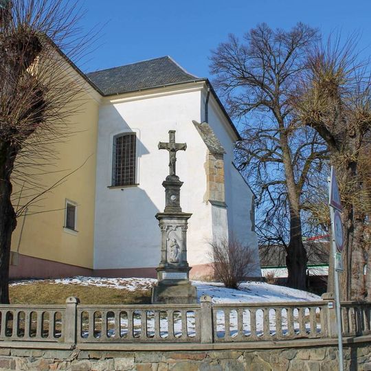 Kříž v Lošticích vedle kostela