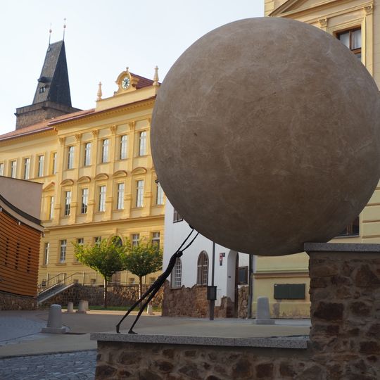 Socha Sisyfos v Martinovského ulici v Rakovníku