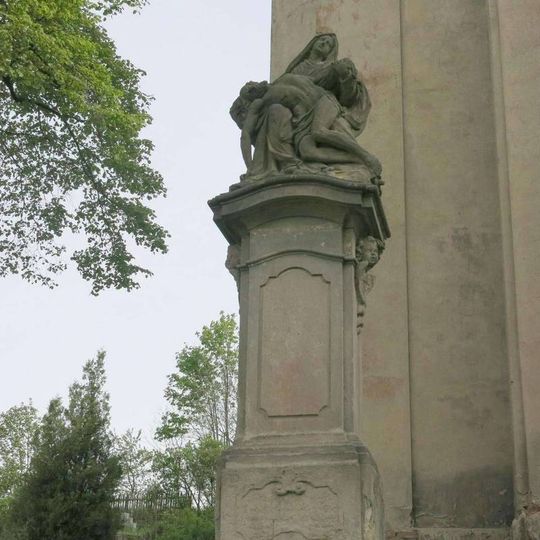 Socha Piety u kostela v Zabrušanech