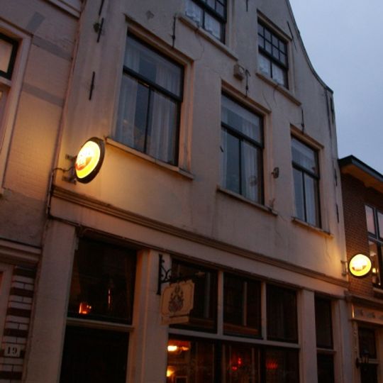 Pand met gepleisterde klokgevel