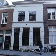 Pand met verdieping onder met rode hollandse pannen gedekt zadeldak met schild en tegen topgevel