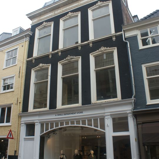 Gebouw voorgevel, van eenvoudige doch harmonische architectuur