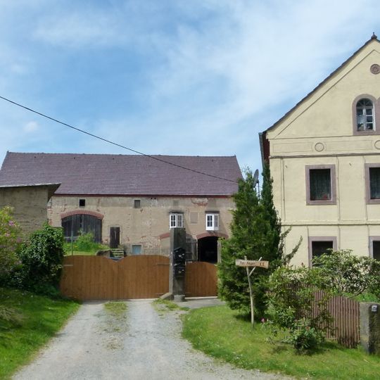 Wohnstallhaus und Scheune eines Bauernhofes Am Anger 11