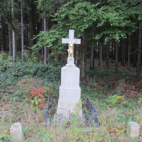 Kříž u restaurace a penzionu U Lyžaře jižně od Zborné pod vrchem Rudný