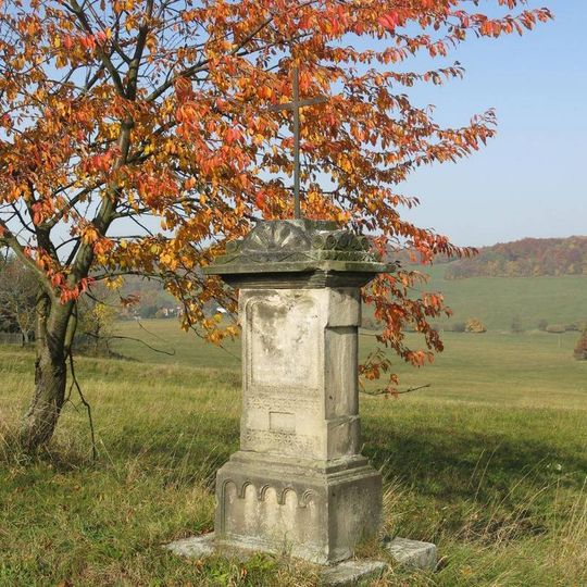 Kříž u silnice východně od osady Doubravice