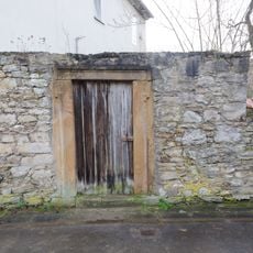 Mauer mit geohrter Pforte