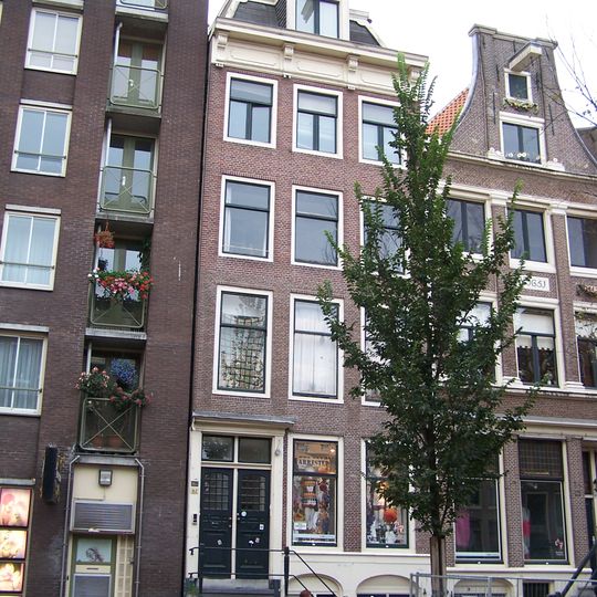 Huis waarvan de benedenhelft uit de 2e helft van de 17e eeuw en de bovenhelft uit de 2e helft van de 19e eeuw dateert