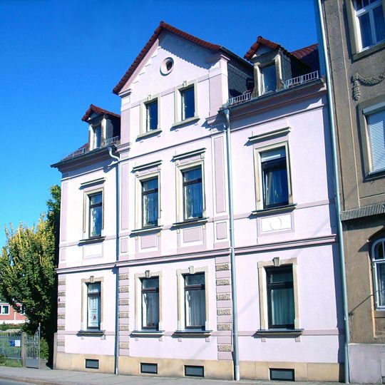 Mietshaus in geschlossener Bebauung und schmiedeeisernes Tor Bischofswerdaer Straße 9
