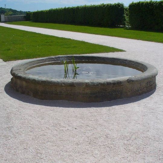 Kašna u brány do zahrady špitálu v Kuksu