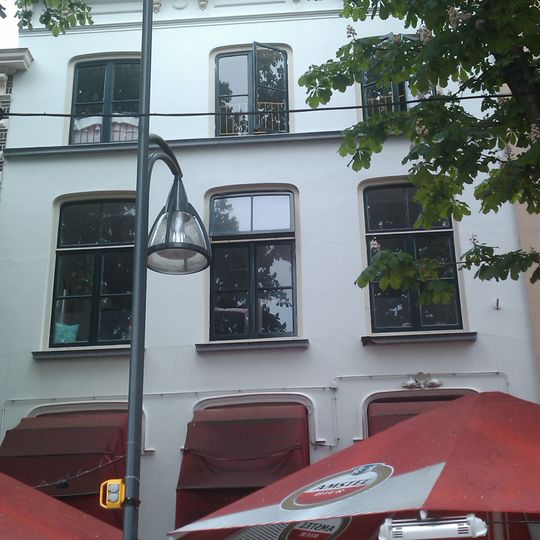 Huis met gepleisterde lijstgevel