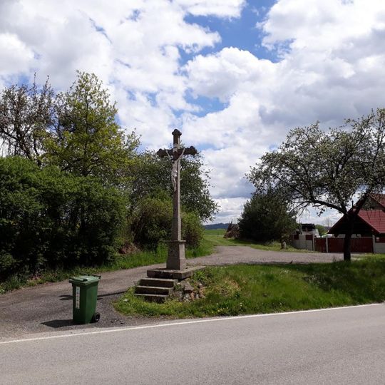 Kříž ve Velicích u rozcestí