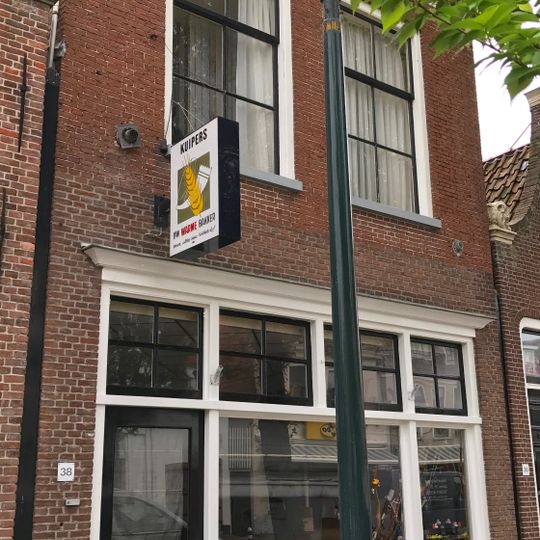 Pand met voorgevel met rechte kroonlijst en zesruitsvensters onder schilddak met topschoorsteen