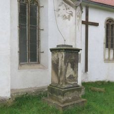 Kříž u kostela ve Svádově