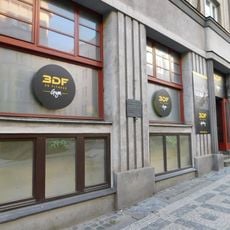 Pamětní deska Josefa Kletečky na domě Veletržní 826/63 na Letné