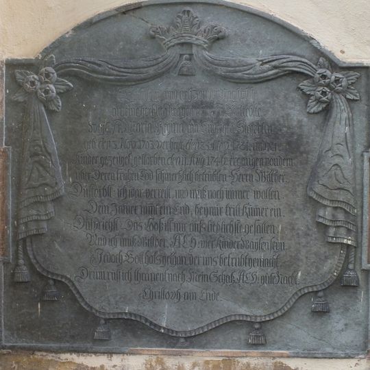 Einzeldenkmale der Sachgesamtheit Friedhof und Hospitalkirche St. Georg: Kirche, Kirchhof und Friedhof mit Einfriedung, Andachtshalle, Grabmälern, Kruzifix und sowjetischem Ehrenmal Hosp